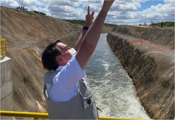 Emoção: Bolsonaro acompanha a chegada das águas do São Francisco no Ceará, assista