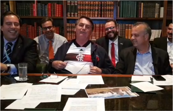 Bolsonaro elogia o Flamengo por transmitir jogo pelo YouYube e quebrar 