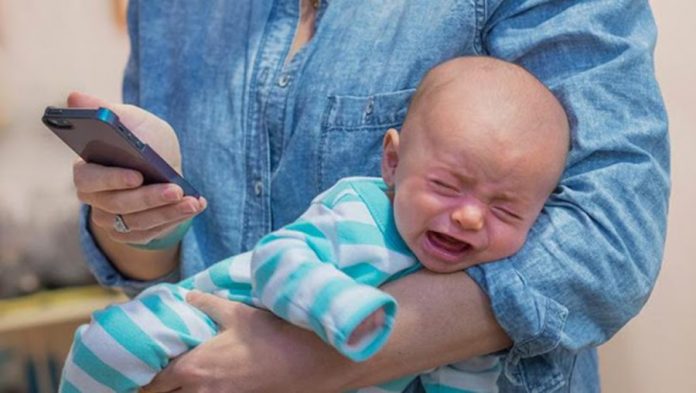 Trocados pela internet: a geração de filhos órfãos de pais que não largam o celular