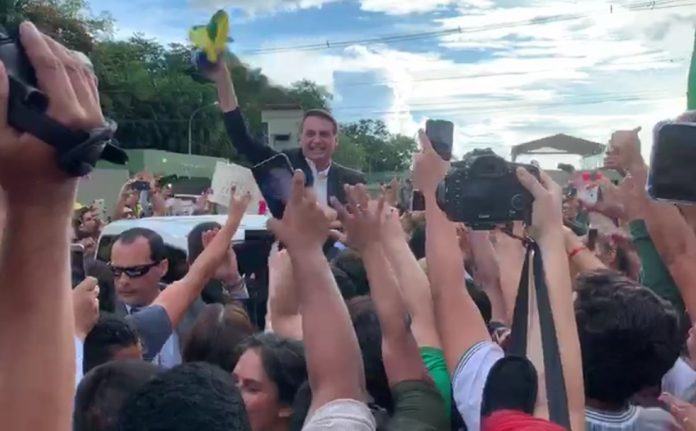 VÍDEO: Bolsonaro é recebido com fogos e carro de som em Belém do Pará