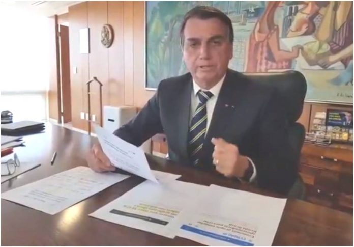 Irritado, Bolsonaro rebate manchetes: 