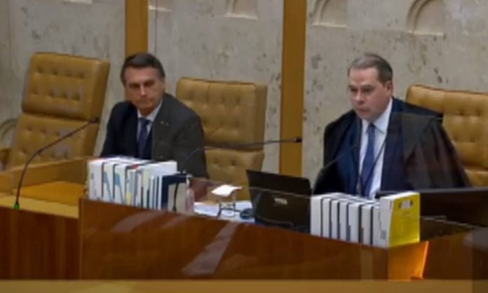 Em visita surpresa ao STF, Bolsonaro alfineta ministros: 