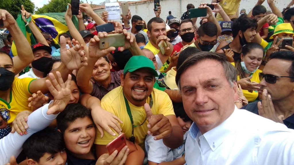 "Vamos escolher gente que tenha Deus no coração", pede Bolsonaro a seguidores