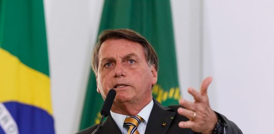 Bolsonaro adverte governadores: "Lockdown e confinamento nos leva para miséria"