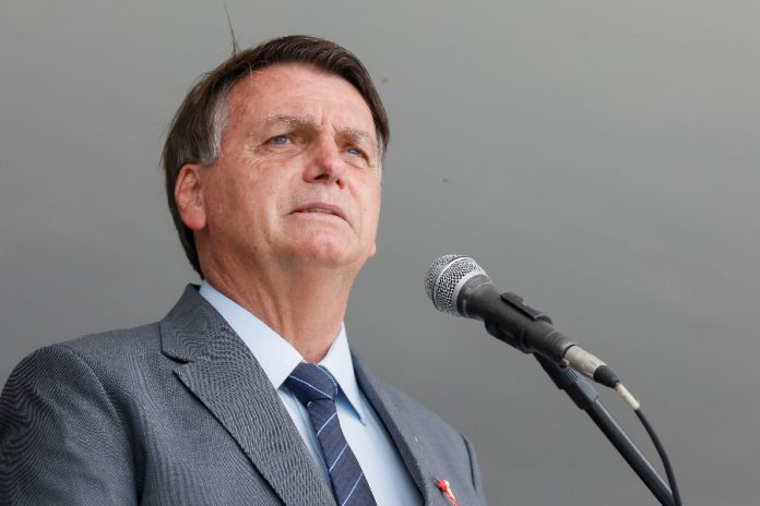 Bolsonaro: 'Atividade essencial é um chefe de família levar o pão para casa'