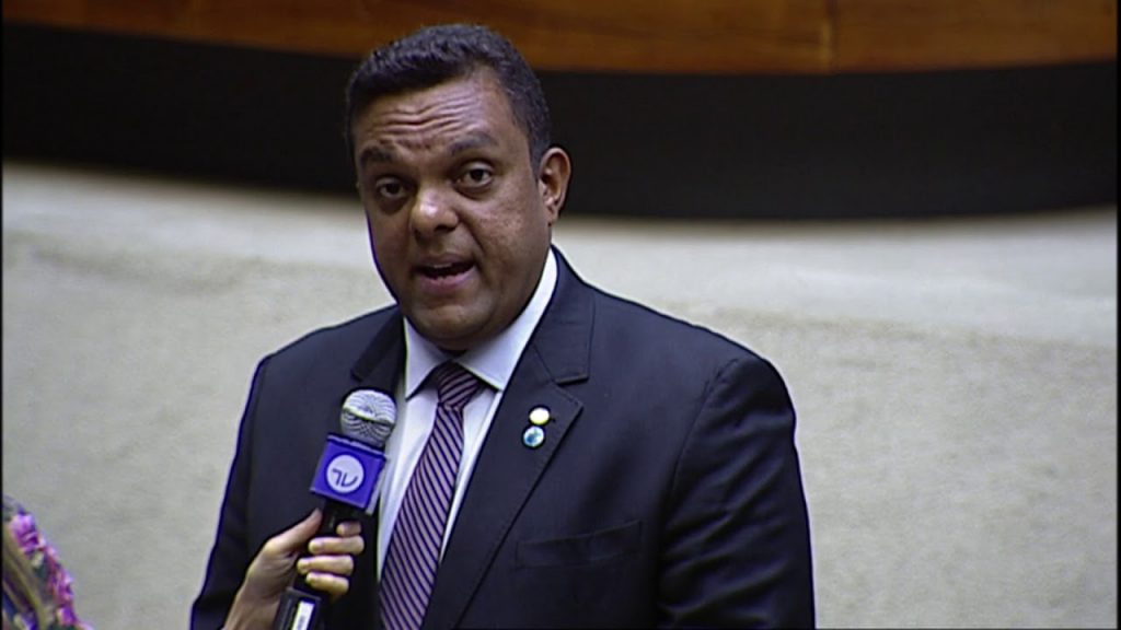 Deputado: "Enquanto tiver pá, enxada e foice, ninguém tira o presidente da República"