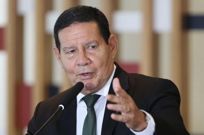 Mourão defende liberação de cultos: “É diferente de balada, festas clandestinas