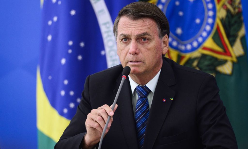 Bolsonaro volta a falar em decreto nacional e avisa: "O Supremo não pode contestar"