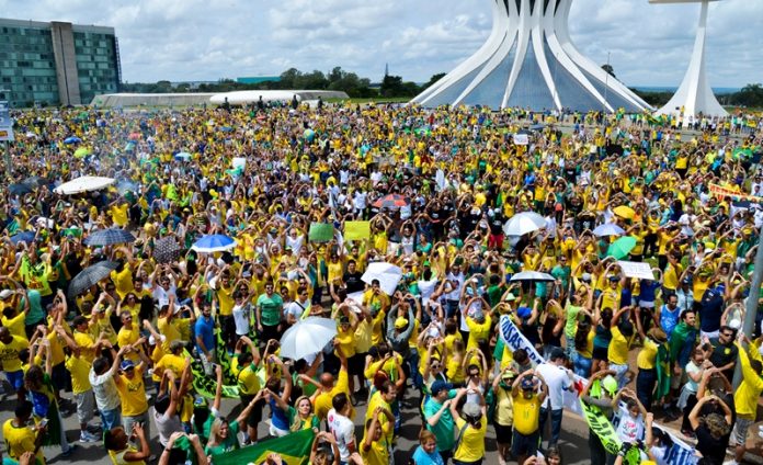 Uma pergunta à mídia: a ocupação de quase 100% dos hotéis em Brasília é de robôs?