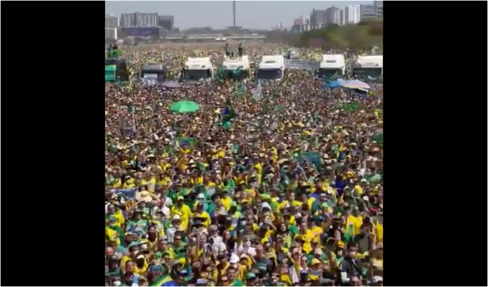 Em multidão, apoiadores do governo cantam o Hino Nacional em frente ao Congresso