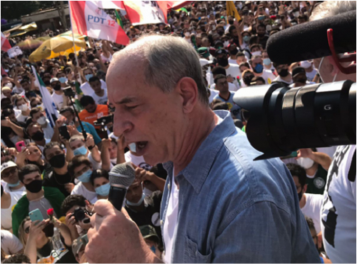 Ciro sugere que não há como vencer Bolsonaro no voto: 