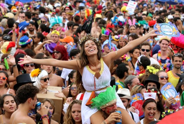 Pergunta: se houver explosão de casos de Covid pós-Carnaval, de quem será a culpa?